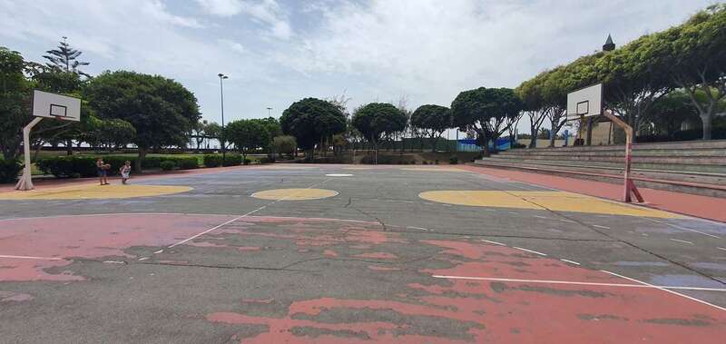 Imagen del estado que presentan las canchas deportivas del parque urbano de San Juan / TA